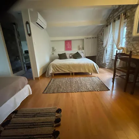 Holiday home Les Pierrettes Mailhoc